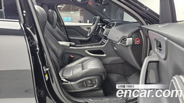 Jaguar F-PACE 2017 — photo 10