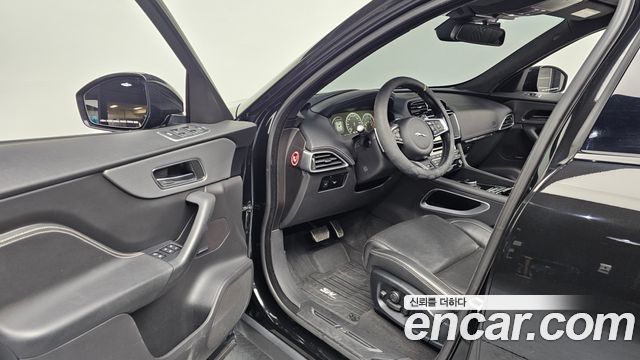 Jaguar F-PACE 2017 — photo 11