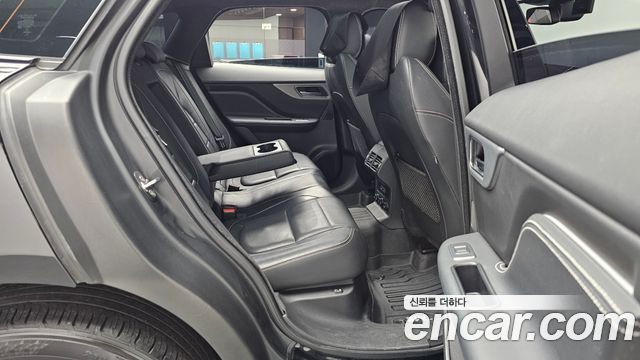 Jaguar F-PACE 2017 — photo 12