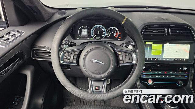 Jaguar F-PACE 2017 — photo 13
