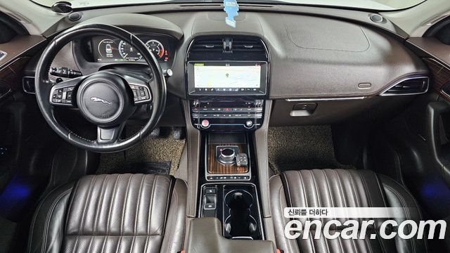 Jaguar F-PACE 2017 — photo 7