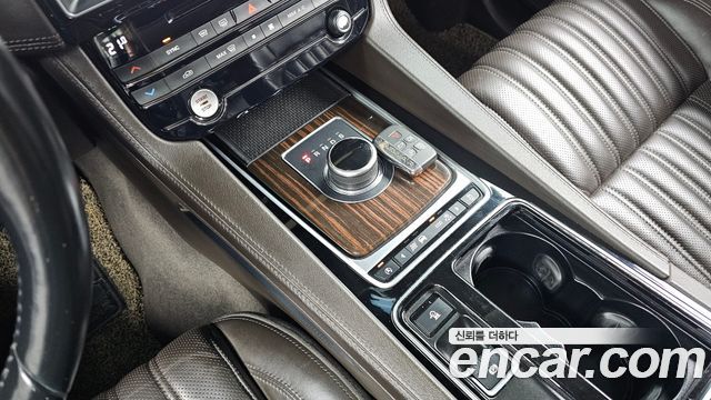 Jaguar F-PACE 2017 — photo 9