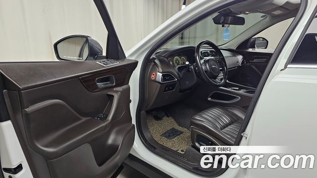 Jaguar F-PACE 2017 — photo 10