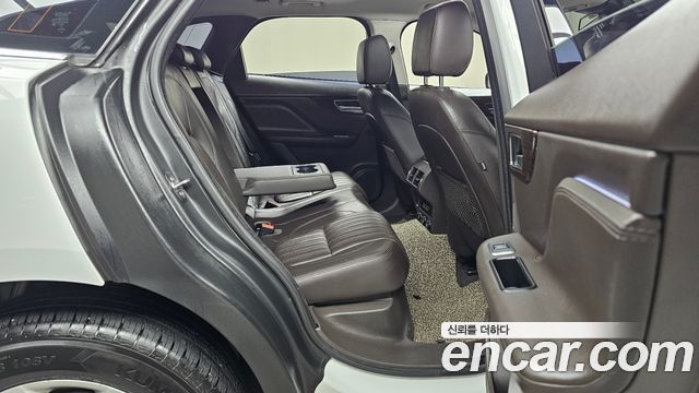 Jaguar F-PACE 2017 — photo 12