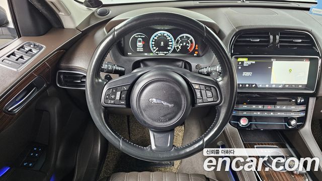 Jaguar F-PACE 2017 — photo 13