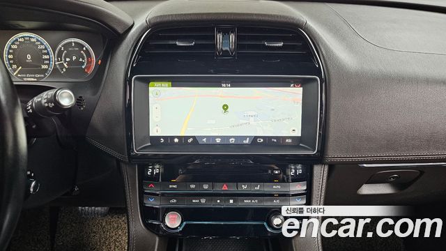 Jaguar F-PACE 2017 — photo 15