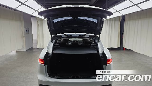 Jaguar F-PACE 2017 — photo 20