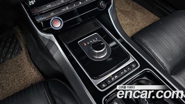 Jaguar XF 2018 — photo 9