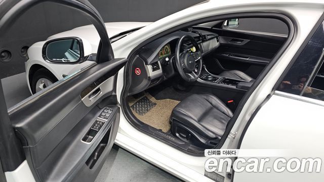 Jaguar XF 2018 — photo 10