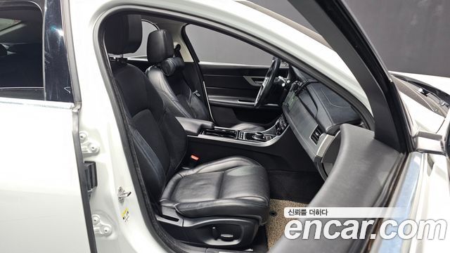 Jaguar XF 2018 — photo 11