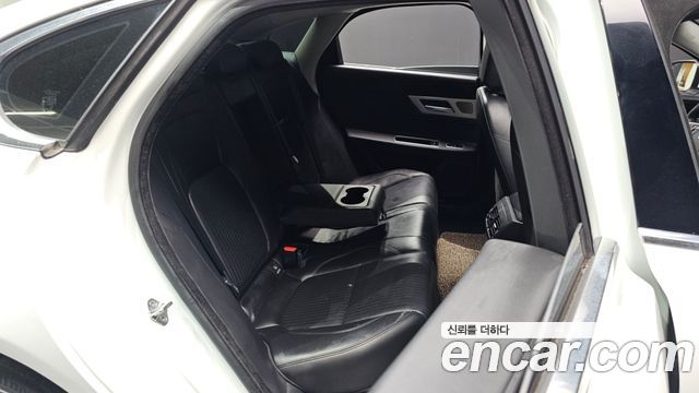 Jaguar XF 2018 — photo 12
