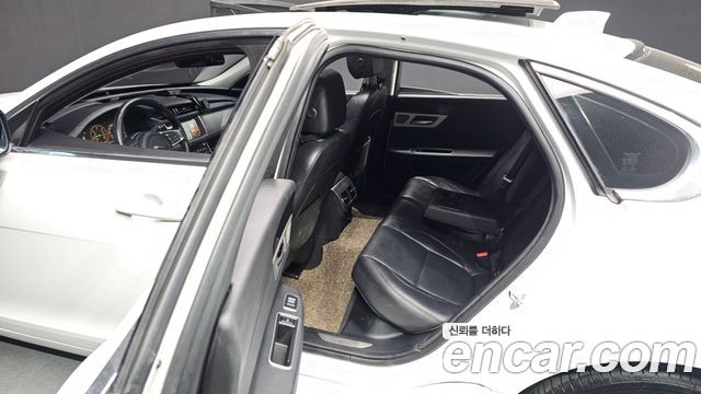 Jaguar XF 2018 — photo 13