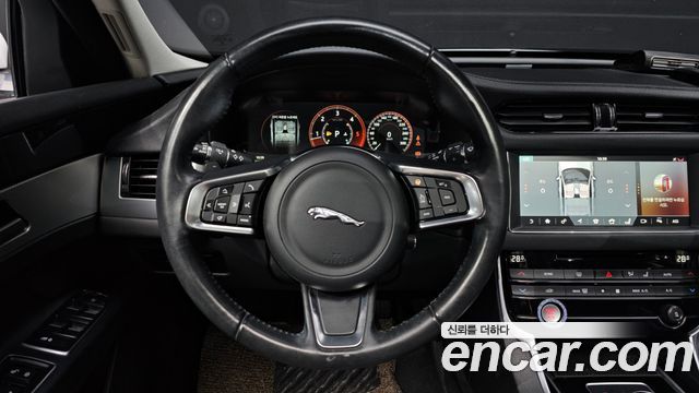 Jaguar XF 2018 — photo 14