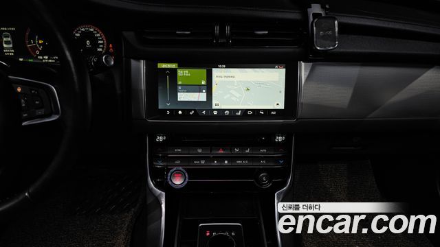 Jaguar XF 2018 — photo 15