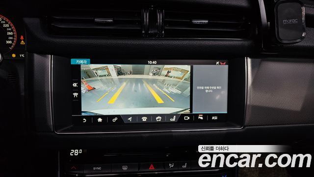 Jaguar XF 2018 — photo 16