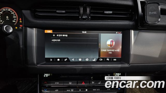 Jaguar XF 2018 — photo 18