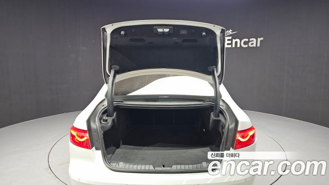 Jaguar XF 2018 — photo 20