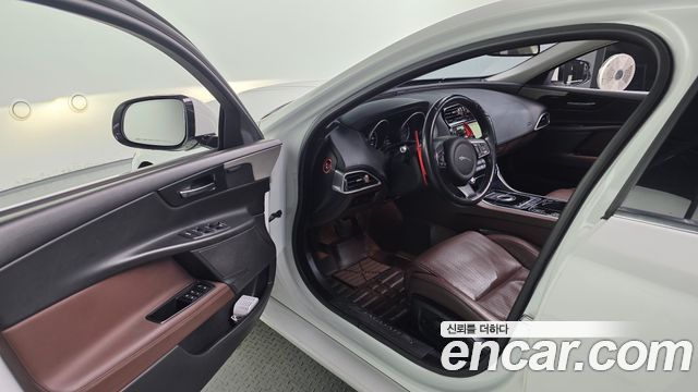 Jaguar XE 2016 — photo 11