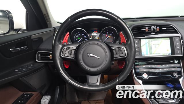 Jaguar XE 2016 — photo 13