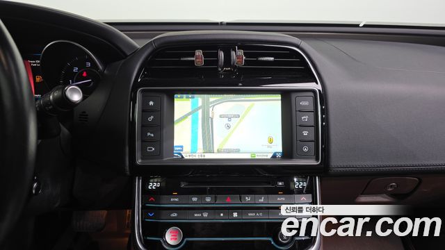 Jaguar XE 2016 — photo 14