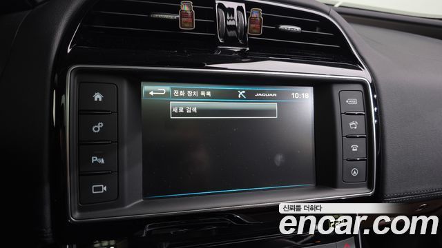 Jaguar XE 2016 — photo 16