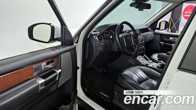 Land Rover Discovery 2016 — photo 11