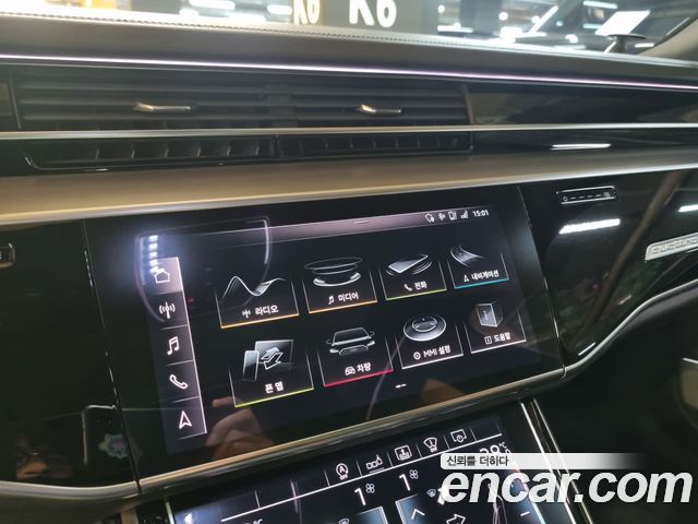 Audi A8 2020 — photo 11