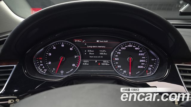 Audi A8 2011 — photo 8
