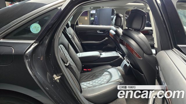 Audi A8 2011 — photo 12