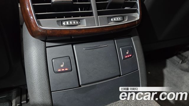 Audi A8 2011 — photo 18