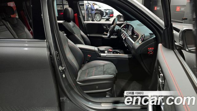 Mercedes-Benz GLB-Class 2022 — photo 11