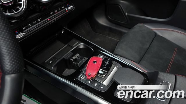 Mercedes-Benz GLB-Class 2022 — photo 17