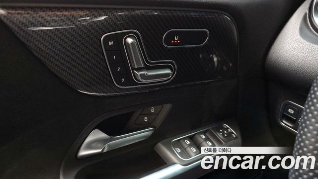 Mercedes-Benz GLB-Class 2022 — photo 18