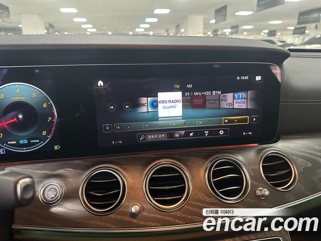 Mercedes-Benz E-Class 2023 — photo 9