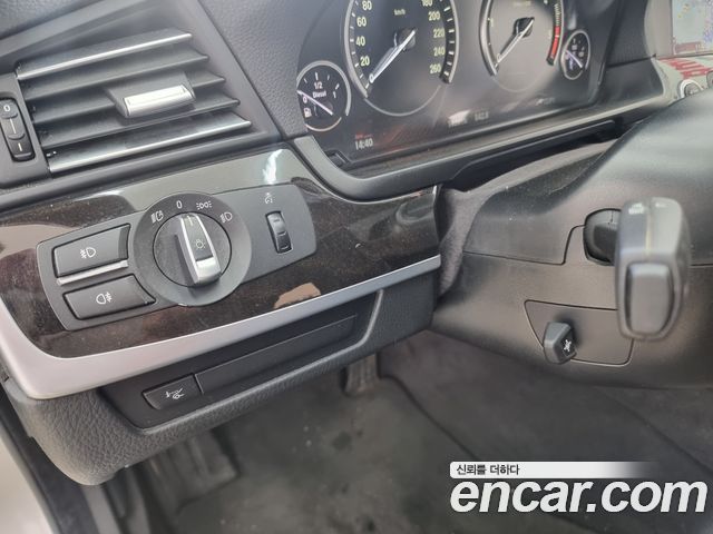 BMW 5-Series 2011 — photo 9