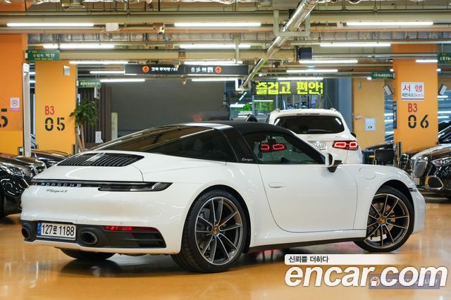 Porsche 911 2021 — photo 2