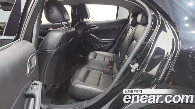 Mercedes-Benz GLA-Class 2018 — photo 12