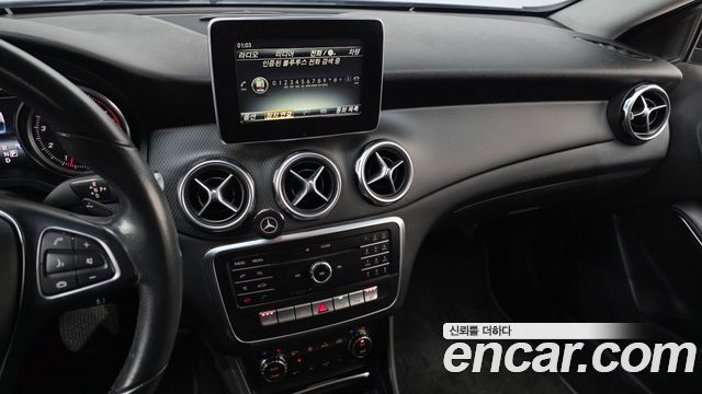 Mercedes-Benz GLA-Class 2018 — photo 14
