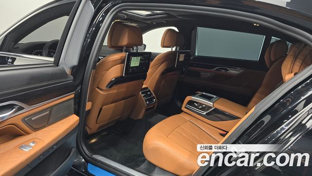 BMW 7-Series 2021 — photo 12