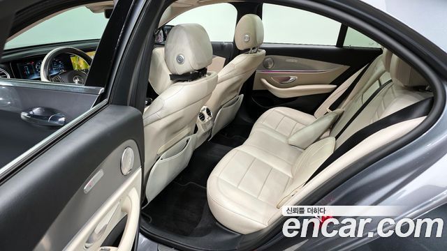 Mercedes-Benz E-Class 2017 — photo 12