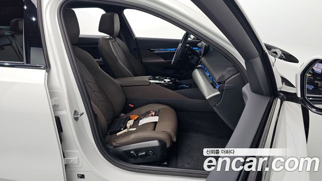 BMW 5-Series 2025 — photo 10