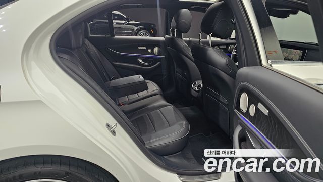 Mercedes-Benz E-Class 2022 — photo 12