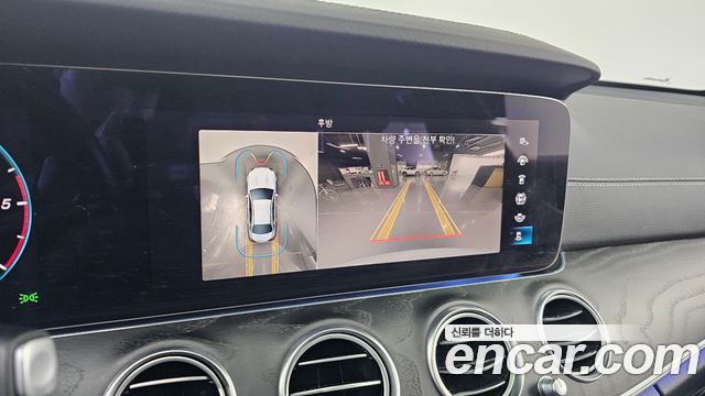 Mercedes-Benz E-Class 2022 — photo 16