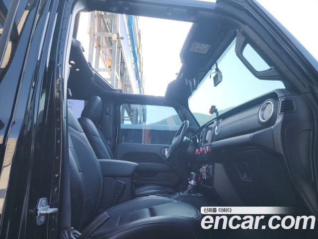 Jeep Wrangler 2021 — photo 11