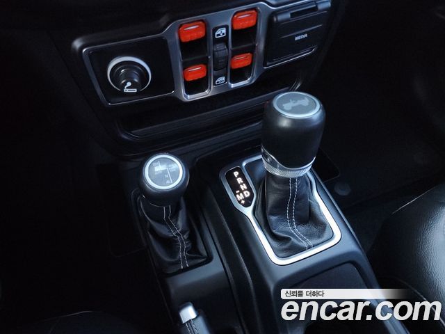 Jeep Wrangler 2021 — photo 12
