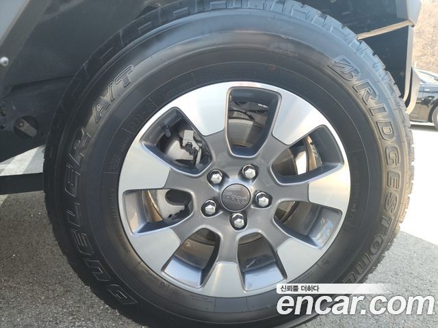 Jeep Wrangler 2021 — photo 17