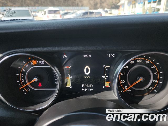 Jeep Wrangler 2021 — photo 19