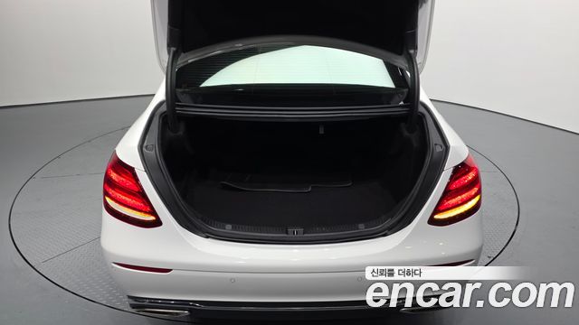 Mercedes-Benz E-Class 2018 — photo 20
