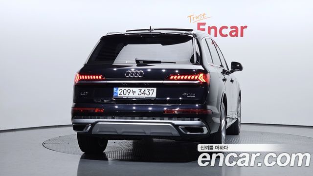 Audi Q7 2021 — photo 4