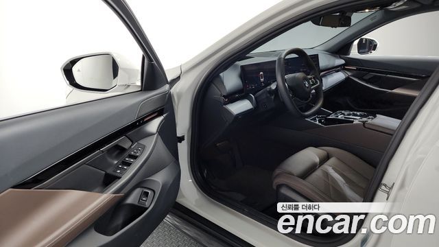 BMW 5-Series 2024 — photo 10